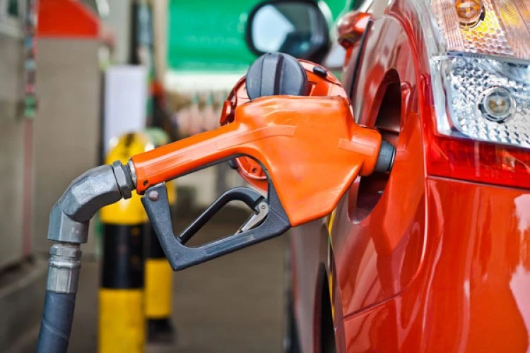 Find Out The Pros and Cons of Electric Cars vs Gasoline Cars