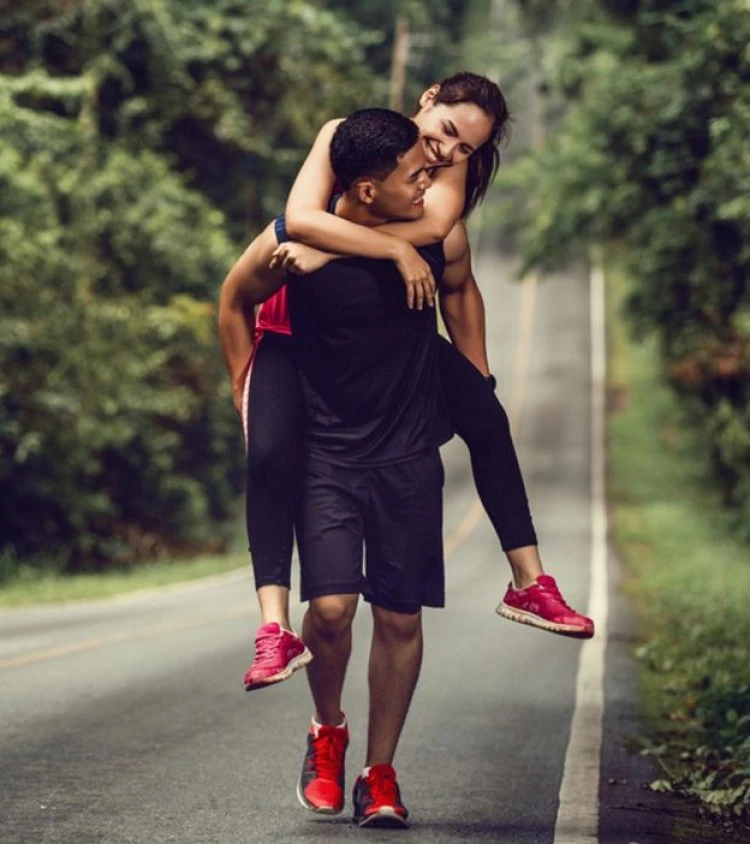 32 conversation starters to catch her attention